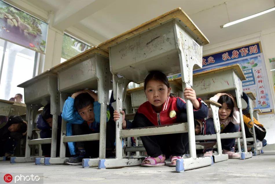 12大地震之后的映秀小学,只有一间课室面积的危楼还"耸立"在废墟上