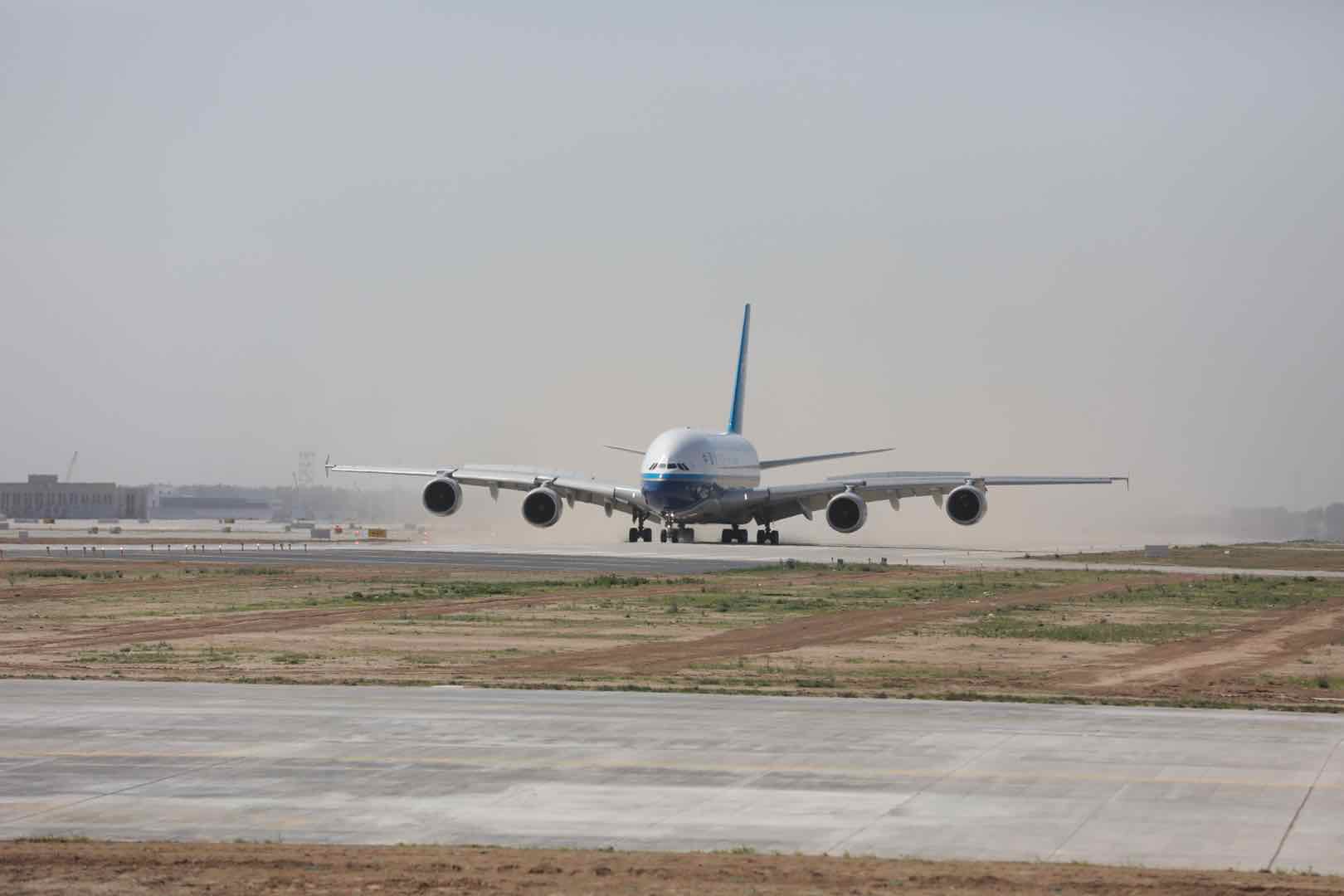 12 大兴国际机场真机试飞 首架南航飞机顺利落地