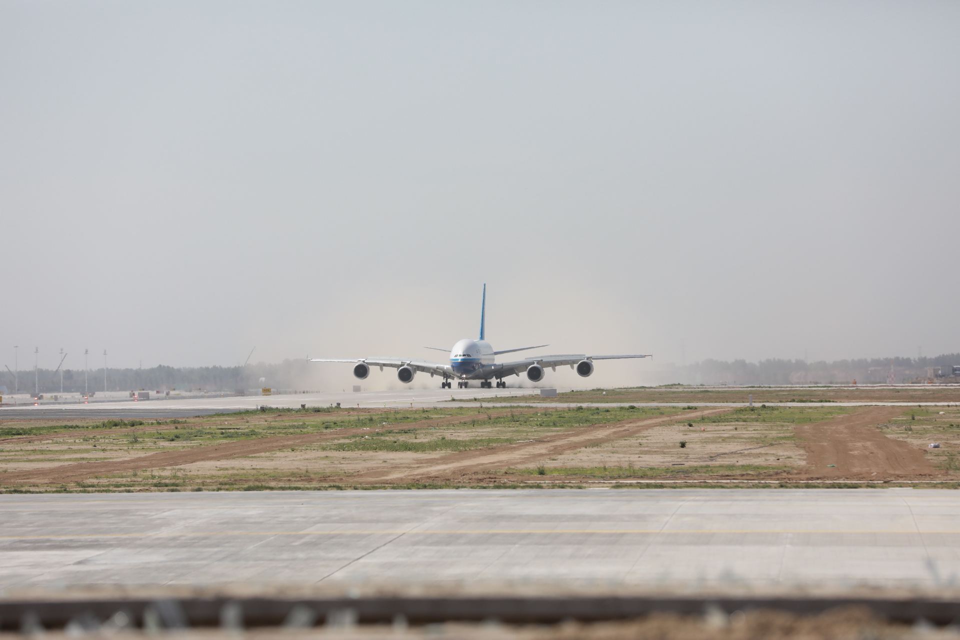 12 大兴国际机场真机试飞 首架南航飞机顺利落地