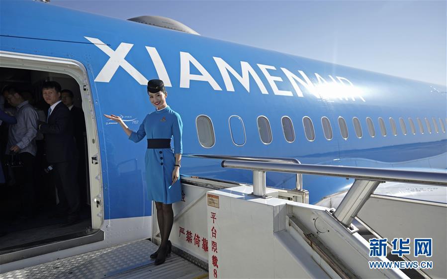 5月13日，厦门航空公司乘务人员在机舱门口迎宾。 新华社记者 才扬 摄