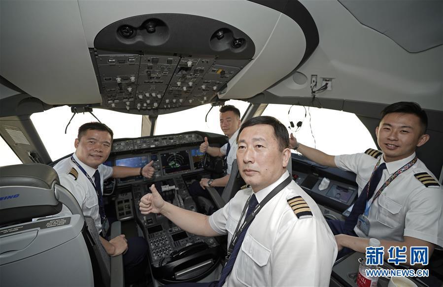 5月13日，执行试飞任务的厦门航空公司机组人员在驾驶舱合影。 新华社记者 才扬 摄