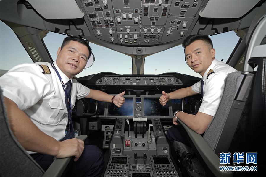 5月13日，执行试飞任务的厦门航空公司机组人员在驾驶舱合影。 新华社记者 才扬 摄