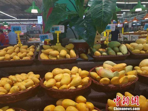 图为超市里的芒果。 谢艺观 摄
