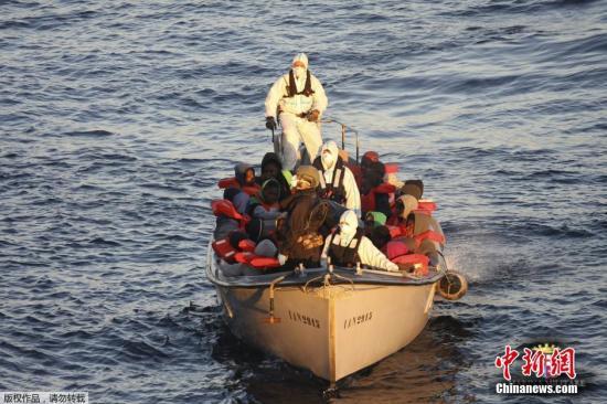 资料图：地中海上的非法移民船。