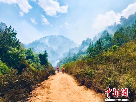 图为火灾现场。 云南省森林消防总队供图 摄