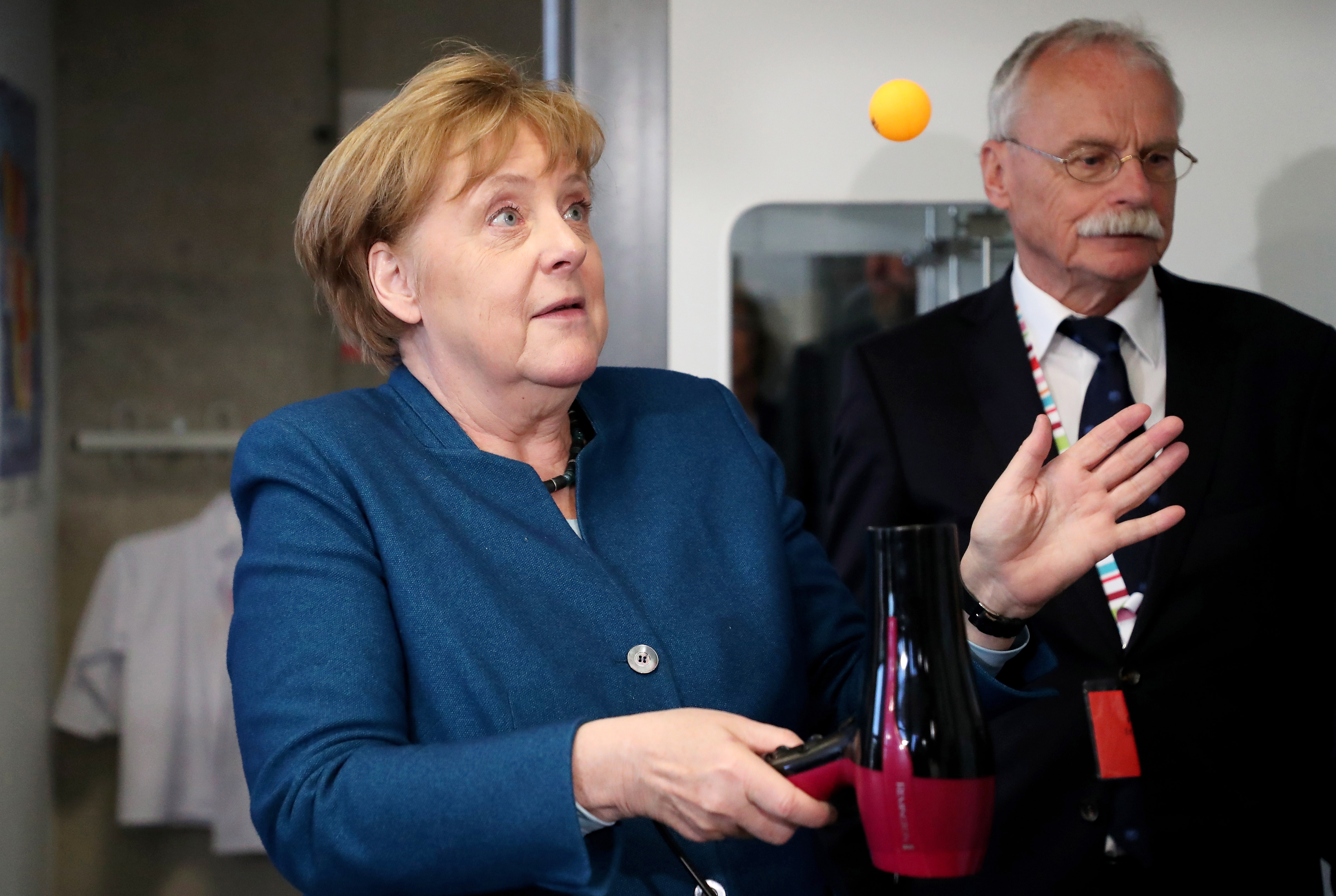 3 德国总理默克尔造访一大学 做实验惊出表情包