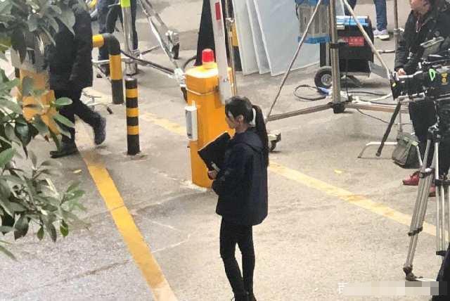 杨幂拍戏路透照曝光,看了她的腿男人都怀疑人生,网友:实力抢镜