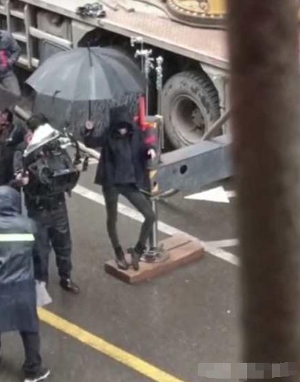 杨幂拍戏路透照曝光,看了她的腿男人都怀疑人生,网友:实力抢镜