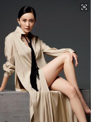 杨幂拍戏路透照曝光,看了她的腿男人都怀疑人生,网友:实力抢镜