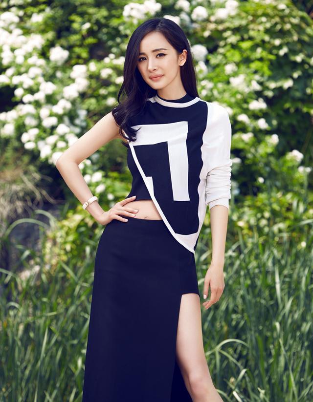 杨幂拍戏路透照曝光,看了她的腿男人都怀疑人生,网友:实力抢镜