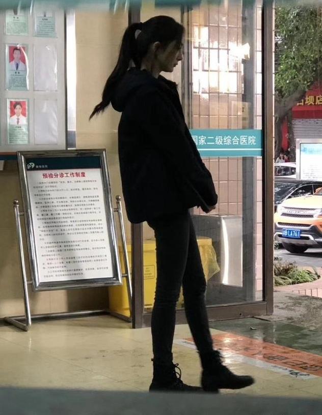 杨幂拍戏路透照曝光,看了她的腿男人都怀疑人生,网友:实力抢镜