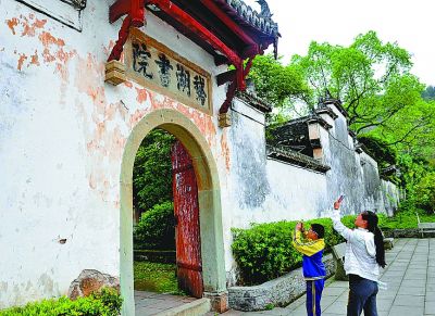 游客在江西上饶铅山县鹅湖书院旅游观光。卓忠伟摄/光明图片