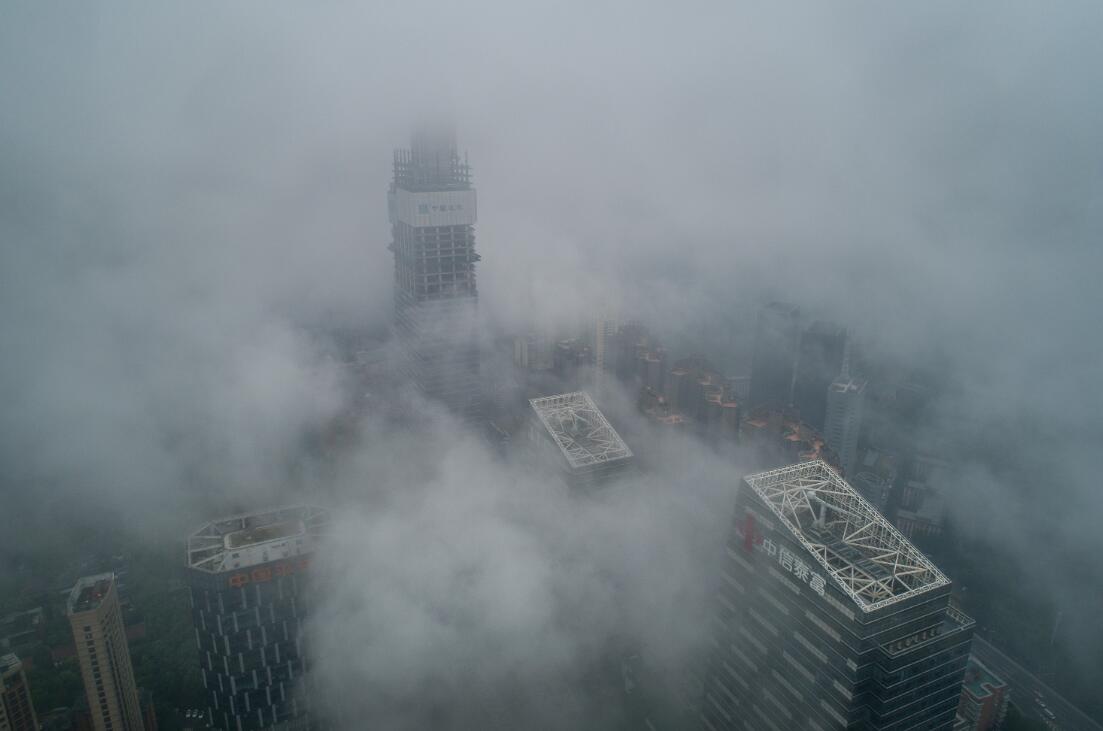 7 武汉出现雨雾天气 航拍云层穿楼而过犹如仙境