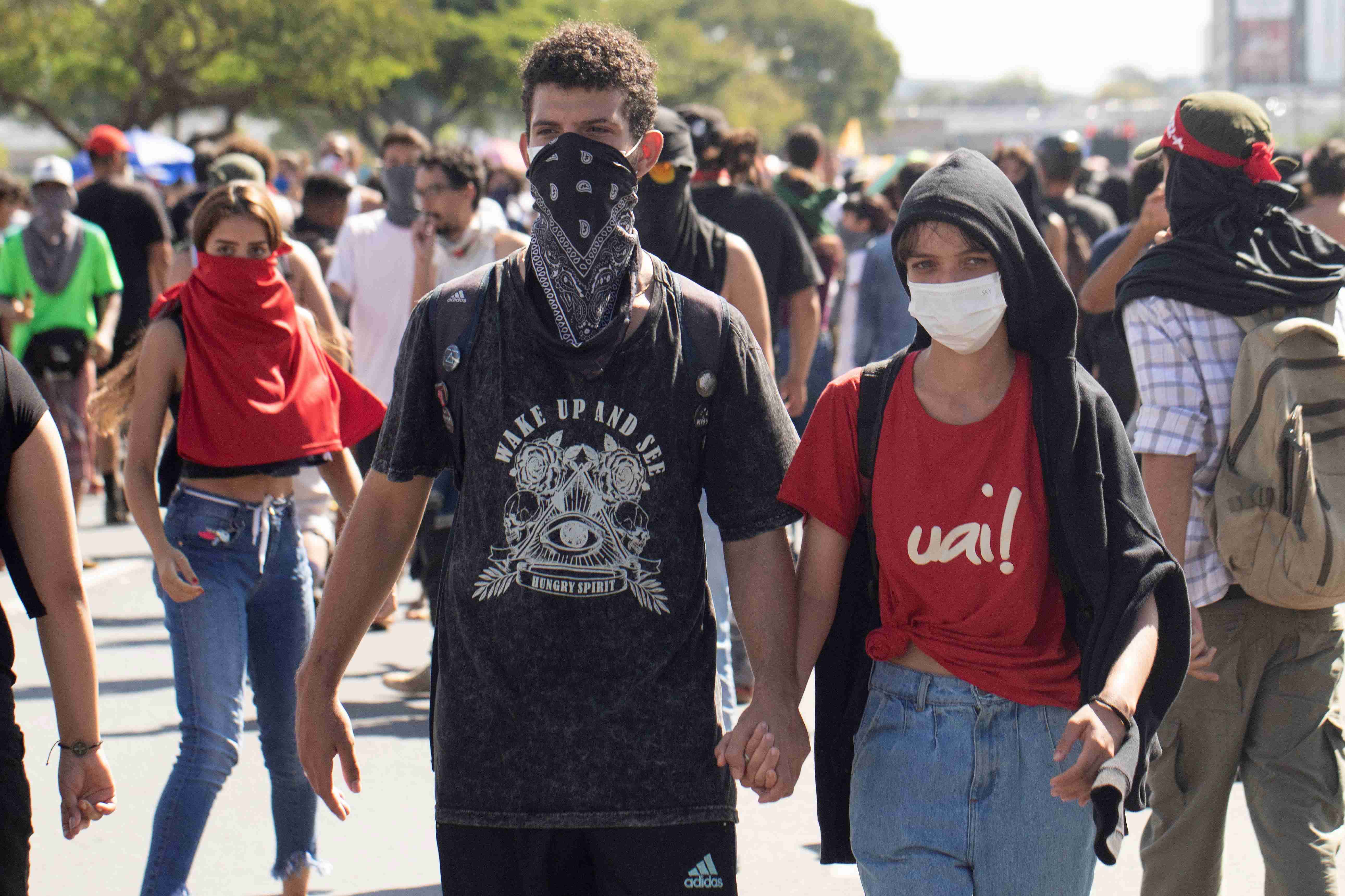 巴西总统削减教育经费上万民众抗议示威场面壮观