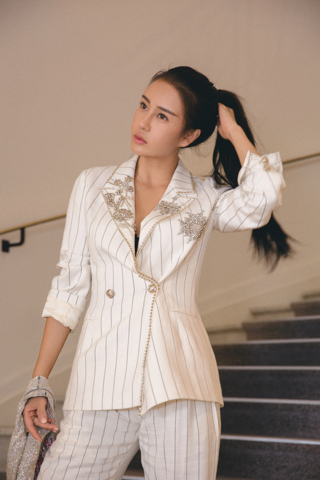 母其弥雅回应戛纳红毯争议街拍照展独立女性之美
