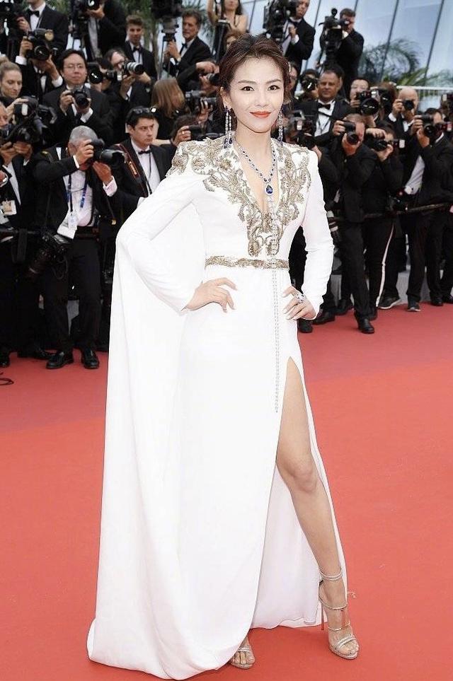 刘涛深v礼服惊喜现身戛纳,尽展柔美光华,首次亮相太女神啦!