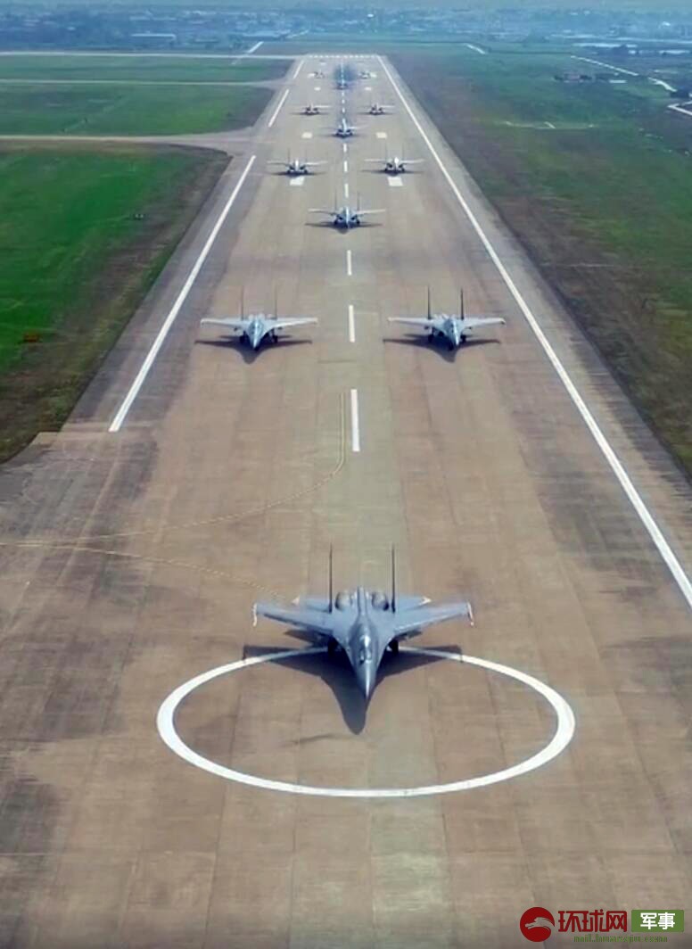 这场面太燃了!十余架歼-16上演"大象漫步"