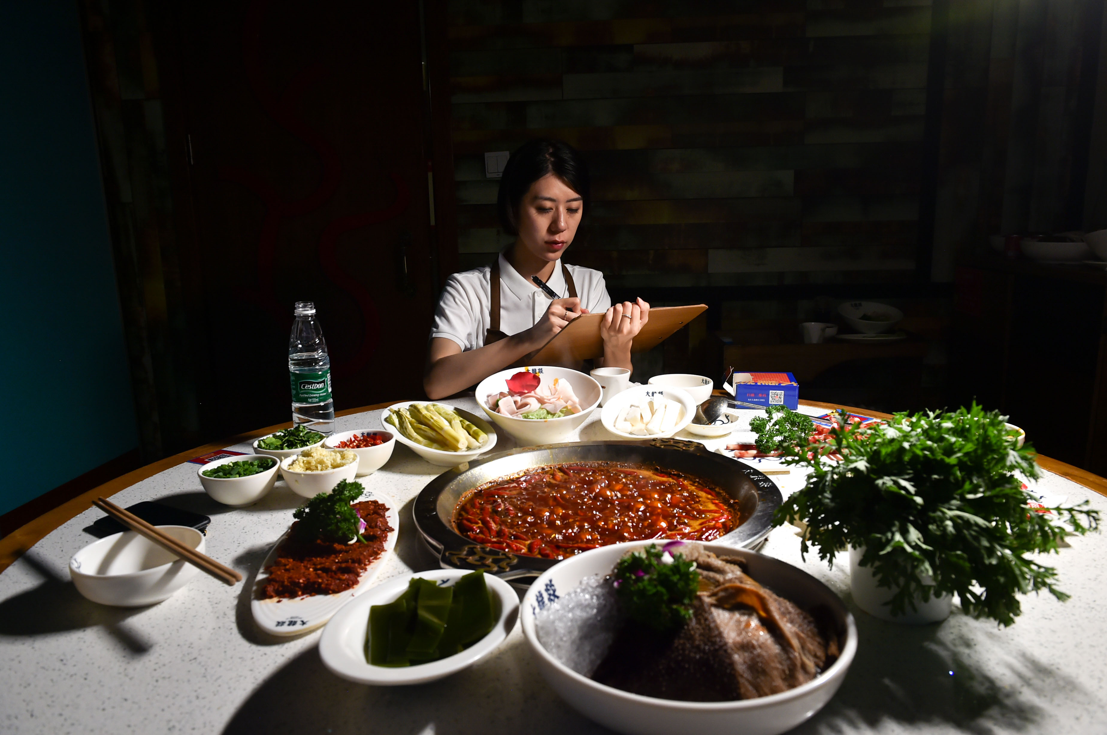 2019年5月17日报道,四川人雷星是一名火锅试吃员,她一年365天有300天