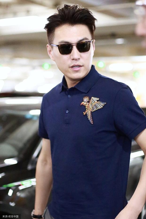 靳东身穿蓝色西装戴着墨镜酷范儿十足。