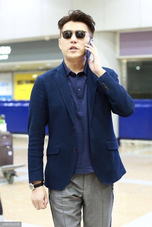 靳东神色严肃讲电话似大佬聊业务。