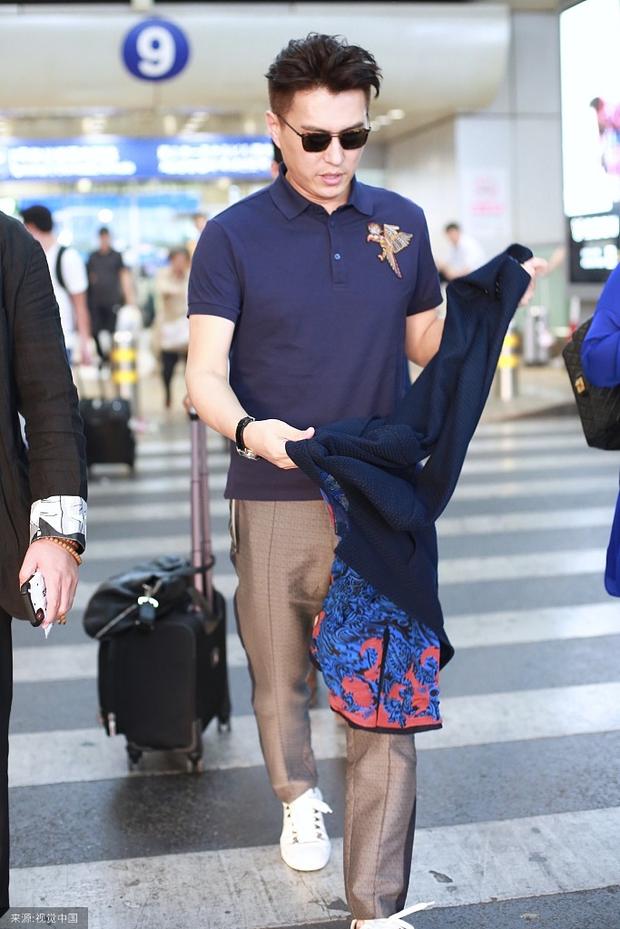 浑身散发成功男人的气场。