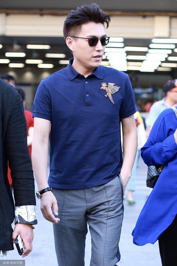 靳东架黑超单手插兜机场疾行。