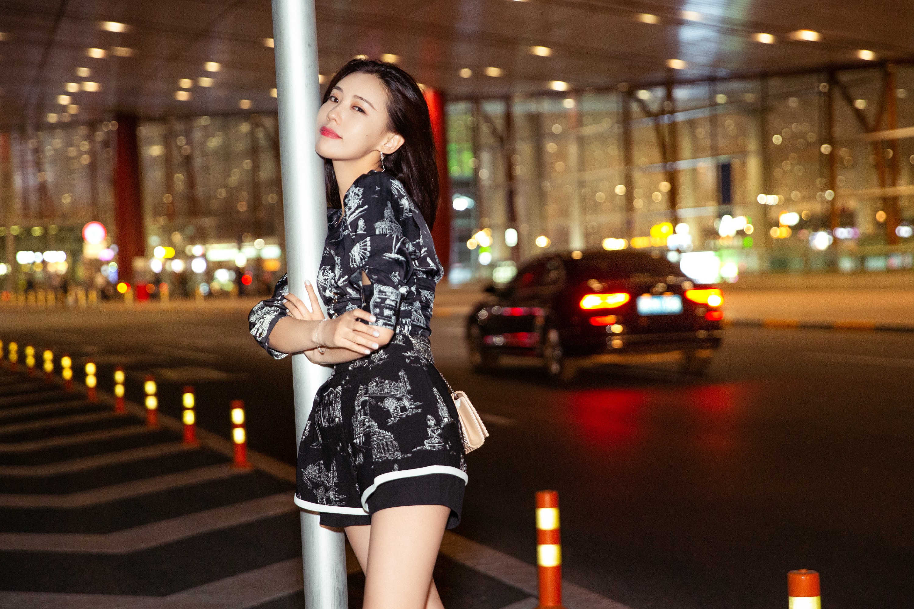 施予斐戛纳机场夜景街拍图元气少女美腿杀无敌可爱