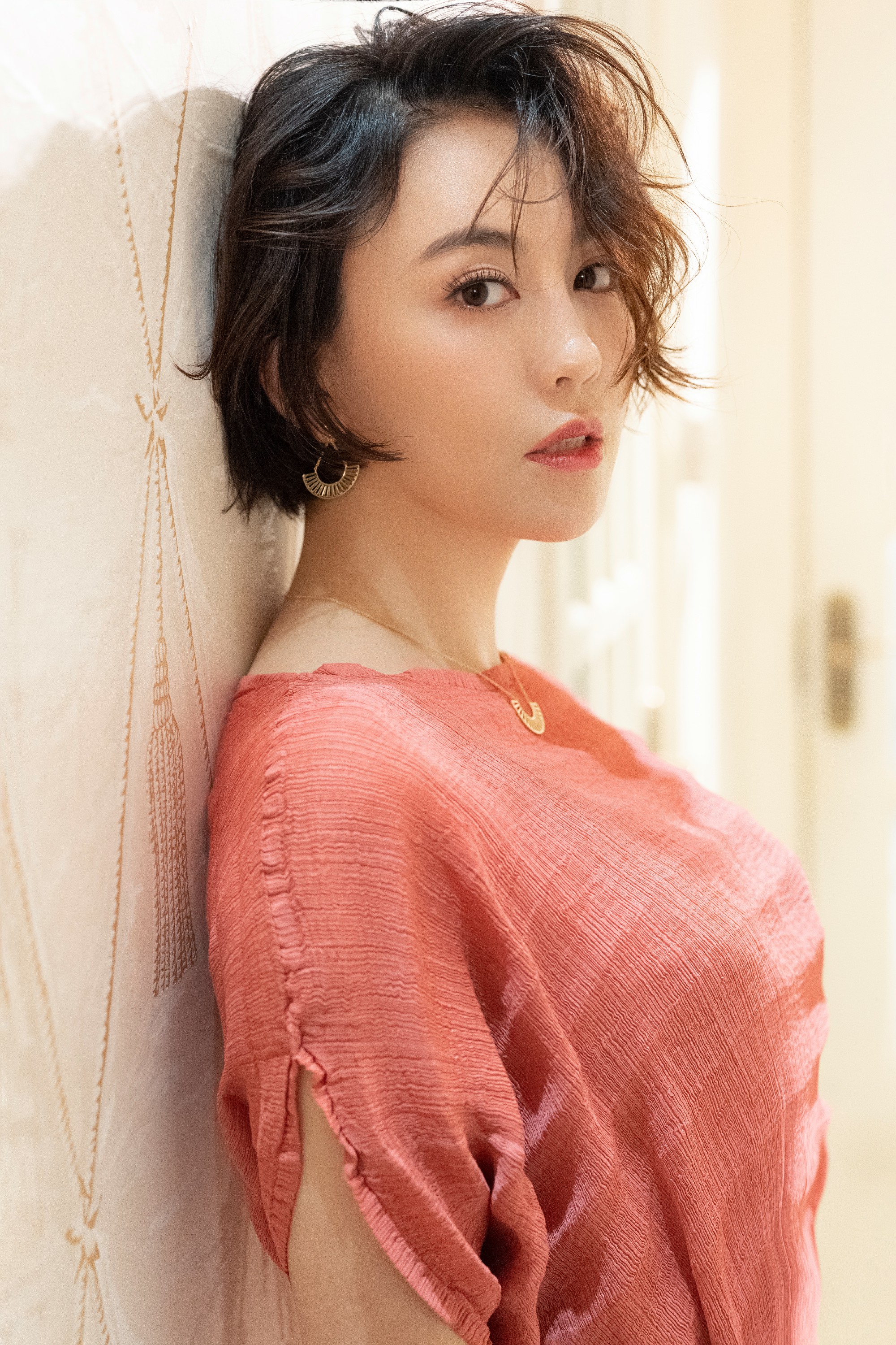 在昨日戛纳红毯事件发文后,"民国第一美人"吕佳容再曝生活随性照片