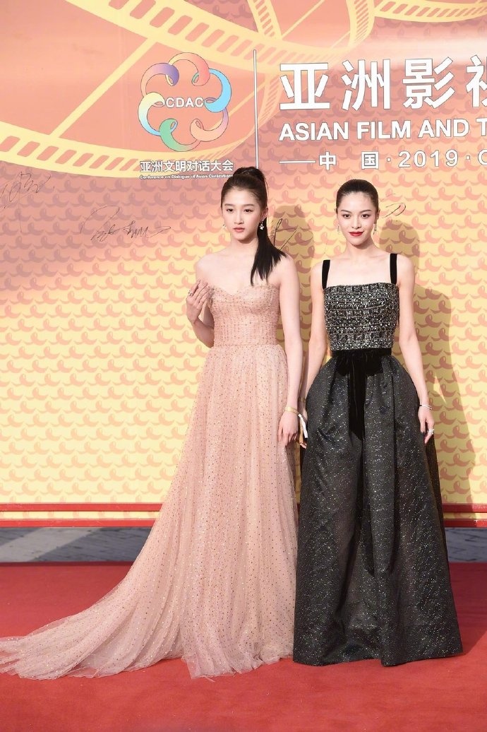 关晓彤钟楚曦同框走红毯网友大呼格格变丫鬟