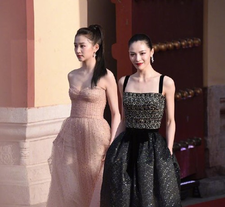 关晓彤钟楚曦同框走红毯网友大呼格格变丫鬟