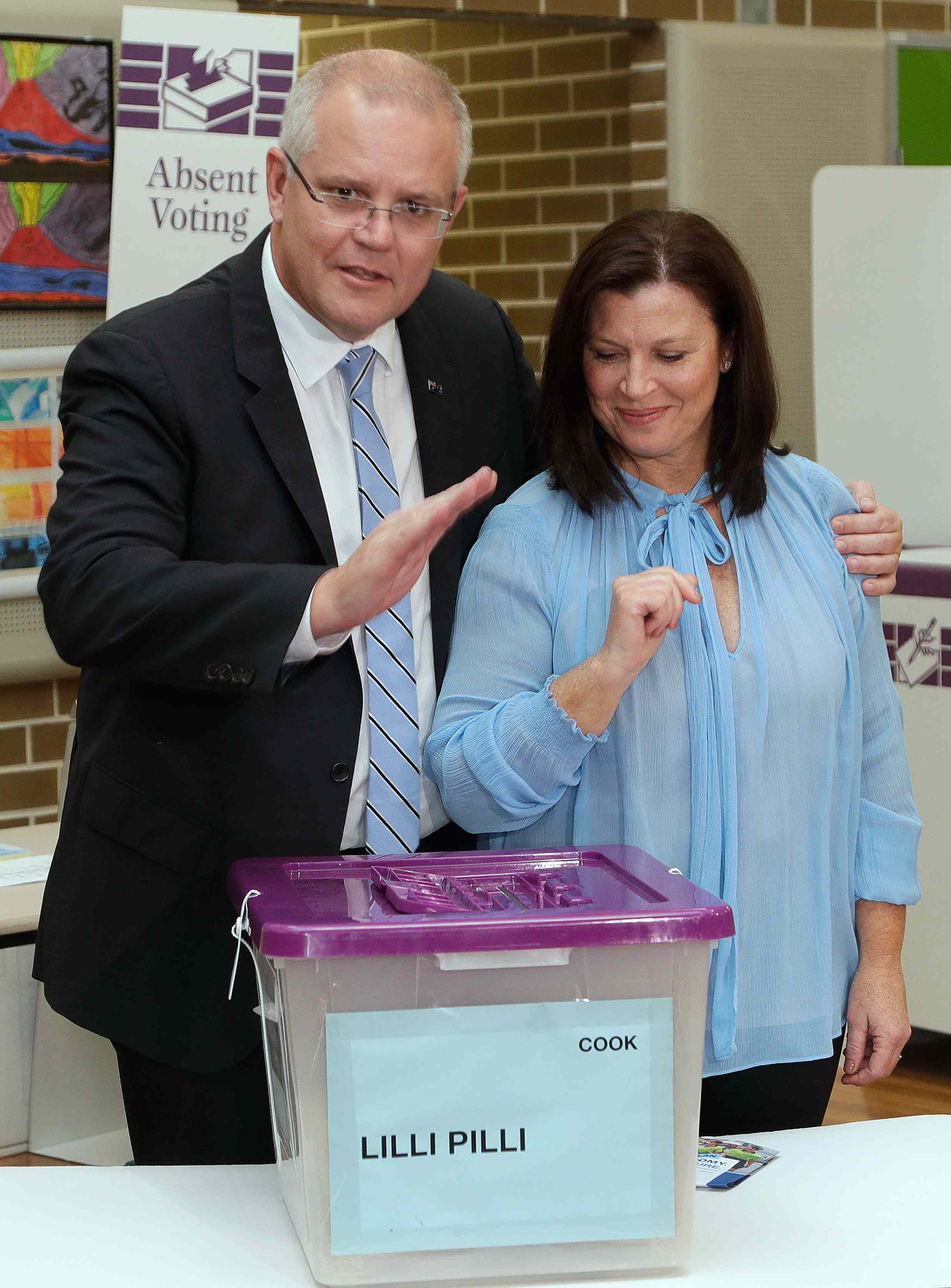 澳大利亚总理莫里森偕夫人参加大选投票