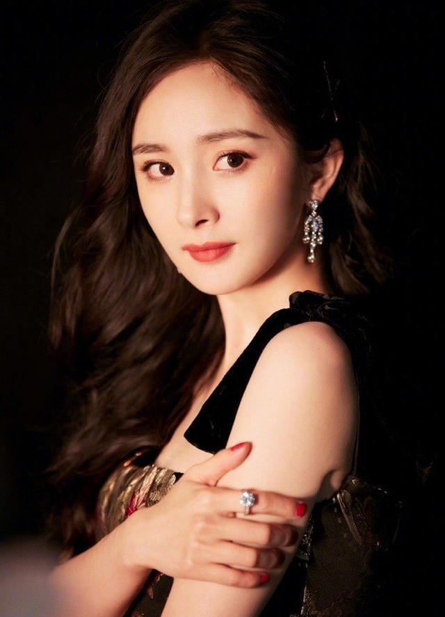 其实杨幂并非第一个穿礼服搭运动鞋走红毯的明星。