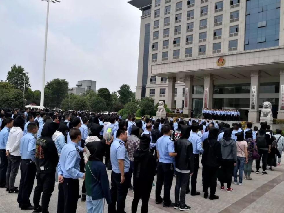 湖北出动150多名警察200余人当场被抓现场触目惊心他们干的事太可恨