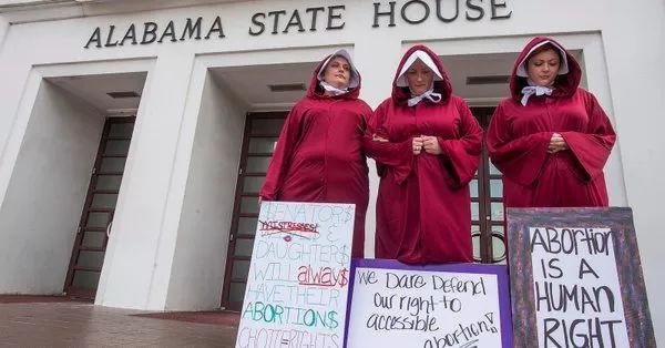 ▲抗议者打扮成使女在阿拉巴马州议会大楼外反对堕胎禁令