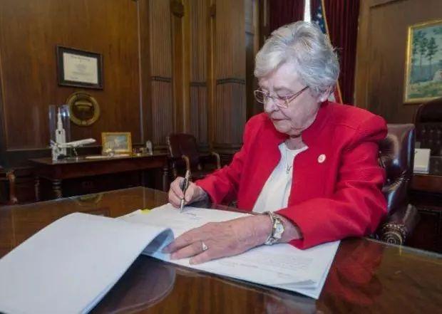 ▲当地时间5月15日，州长凯伊维(Kay Ivey)在法案上签字。图 via CBS