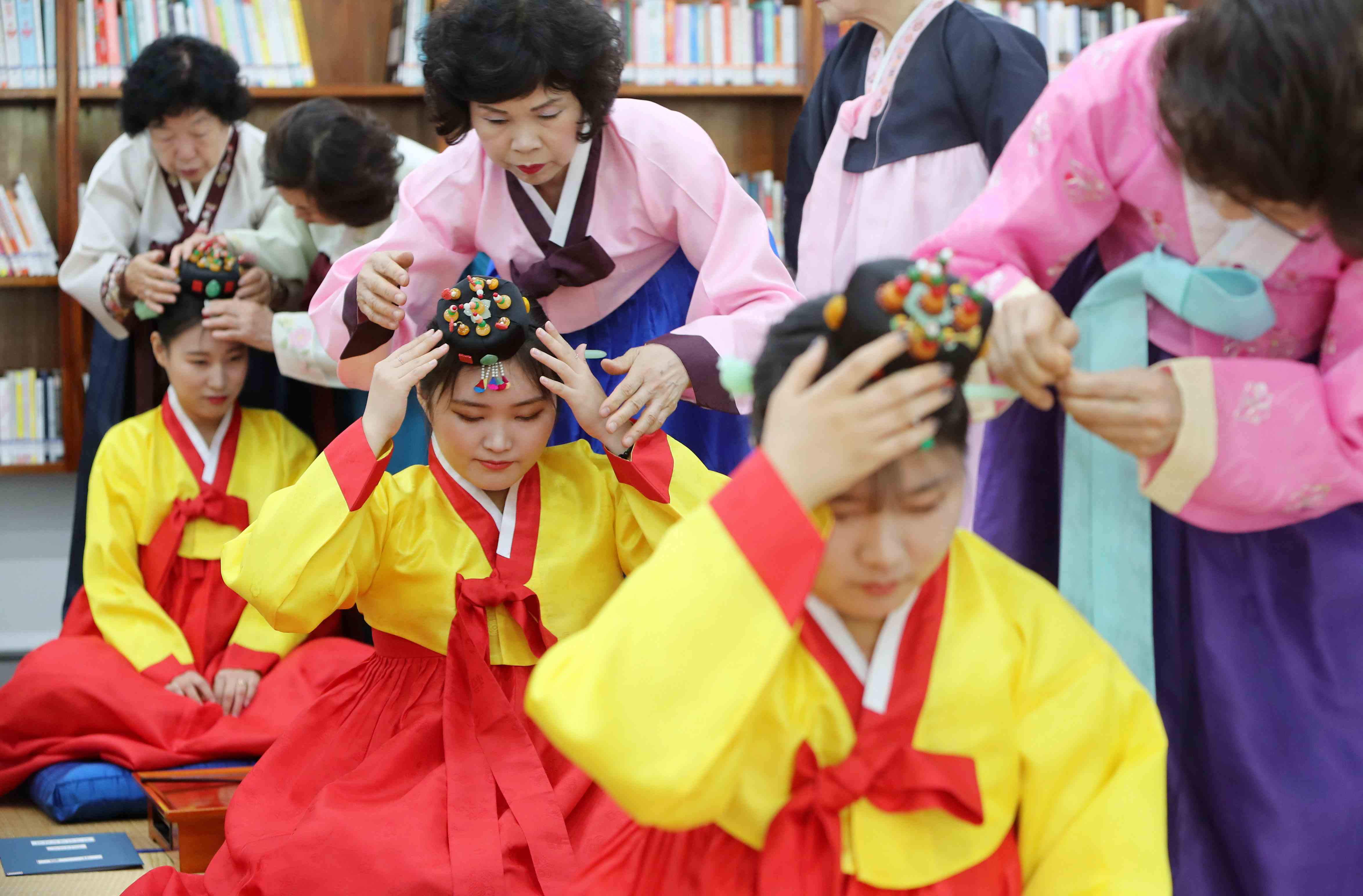 韩国少女穿韩服参加传统成人礼