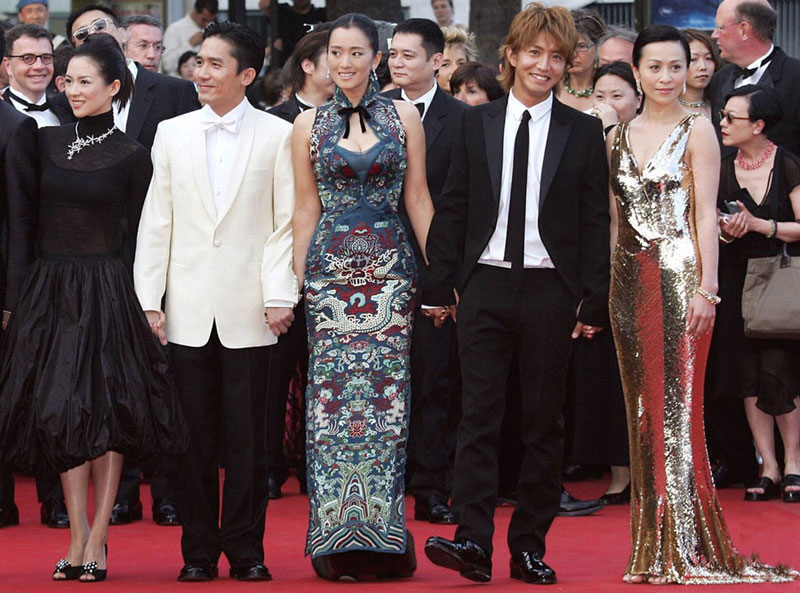 2007年身穿亮片刺绣印花拖尾旗袍,将中国女性的柔美与坚韧平衡得恰到好处。