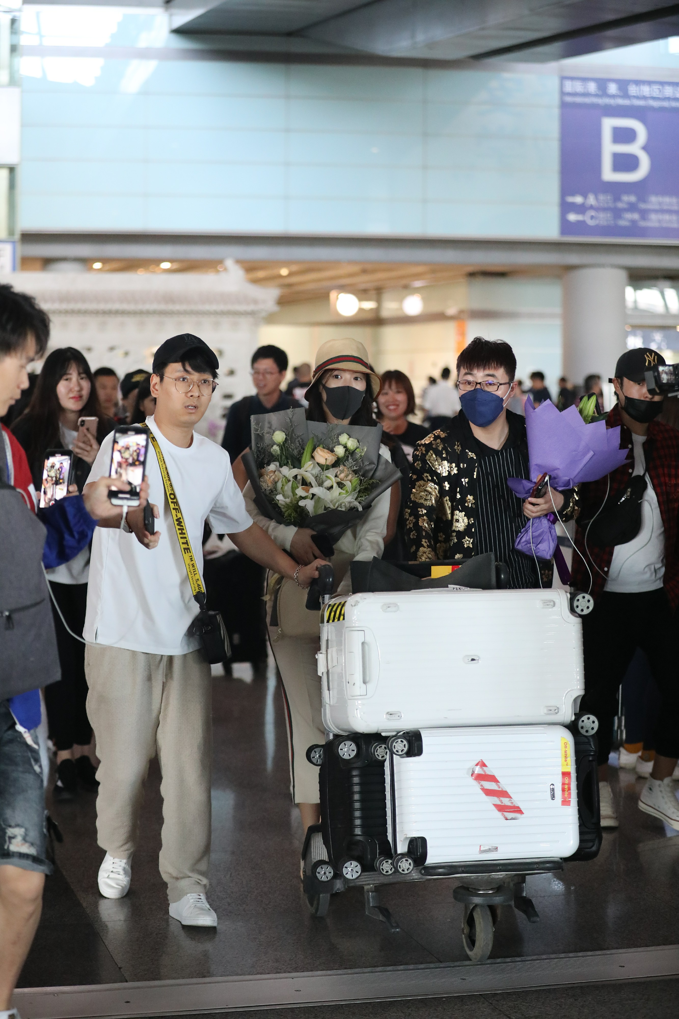 施予斐戛纳爆红回国粉丝暖心接机高喊"欢迎小姐姐回家"