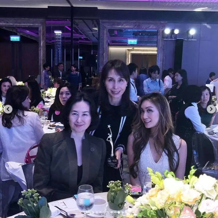 何超琼、何超凤姐妹近日一同亮相慈善晚宴。