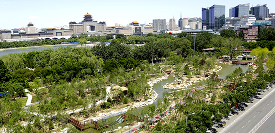 六里桥北的莲花池公园是北京市首批历史名园之一,规划占地总面积44