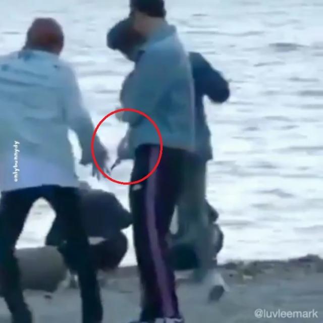 ▲粉丝指出NCT127成员曾拿着一只塑胶假手在拍片（图 / 摄于twitter）