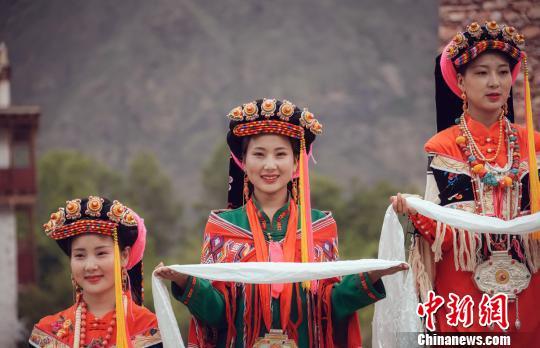 四川丹巴美人谷选出美丽的金花