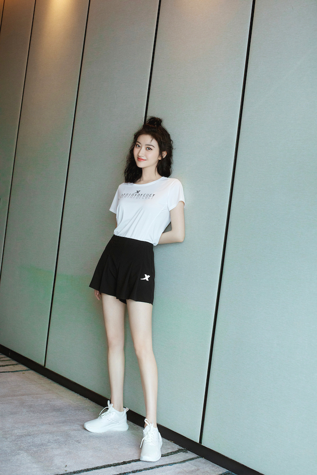 景甜运动装出席活动简约时尚不失可爱活力