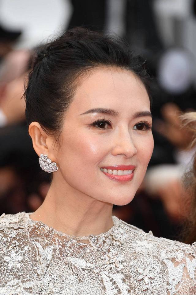 章子怡亮相戛纳一袭银色亮片鱼尾裙美如美人鱼温婉优雅有韵味