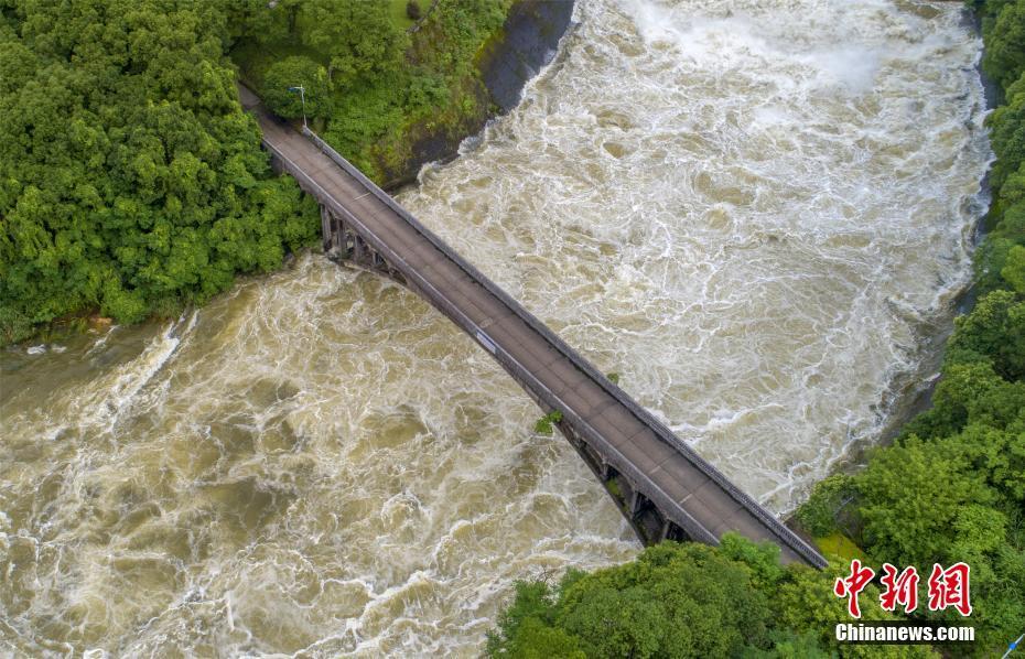 暴雨致水位超汛限 江西江口水库今年首次开闸泄洪