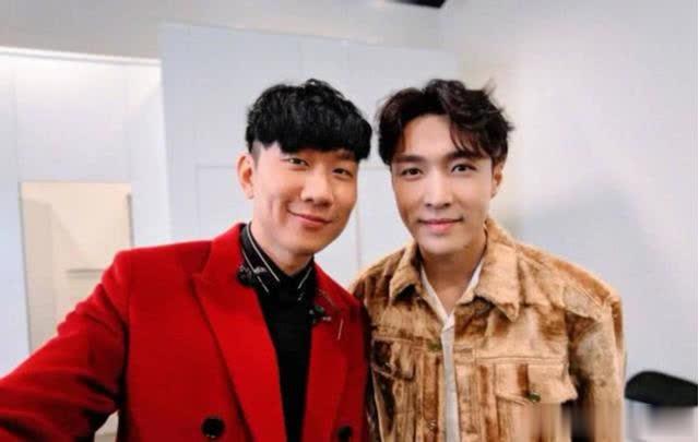张艺兴和林俊杰同框,两大"酒窝男神"神似亲兄弟!