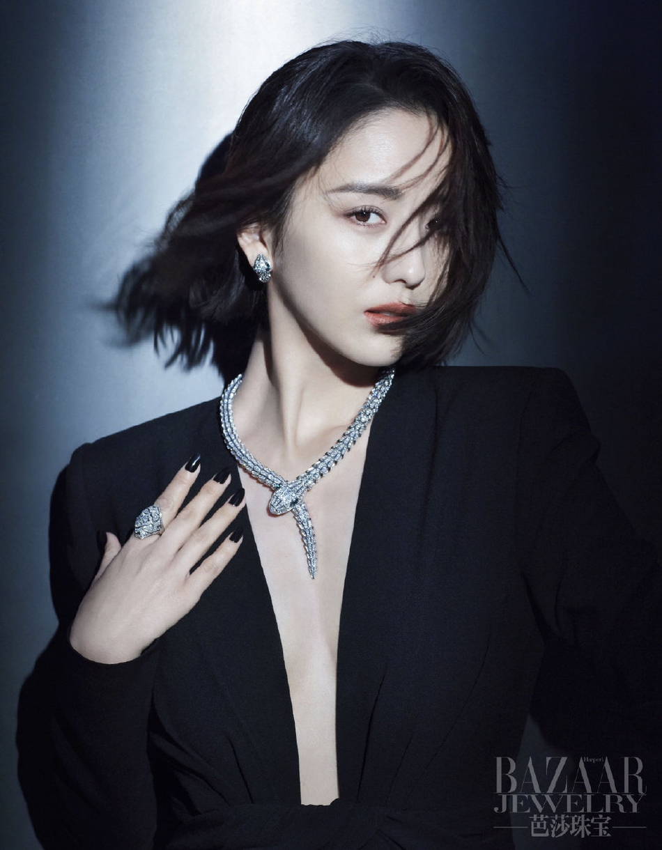 佟丽娅红唇黑裙深v大秀性感又a又媚气质冷艳撩人心