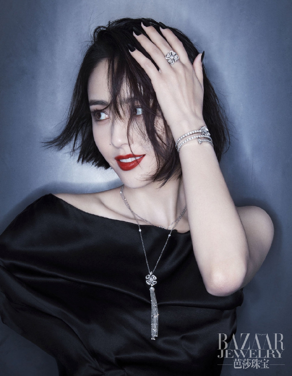 佟丽娅红唇黑裙深v大秀性感又a又媚气质冷艳撩人心