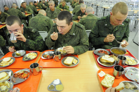 俄士兵正在吃午餐 图源：RT