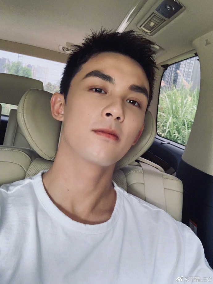 吴磊新剪寸头发型帅气清爽